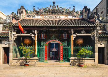 The entrance gate to Ba Thien Hau Temple in Ho Chi Minh City